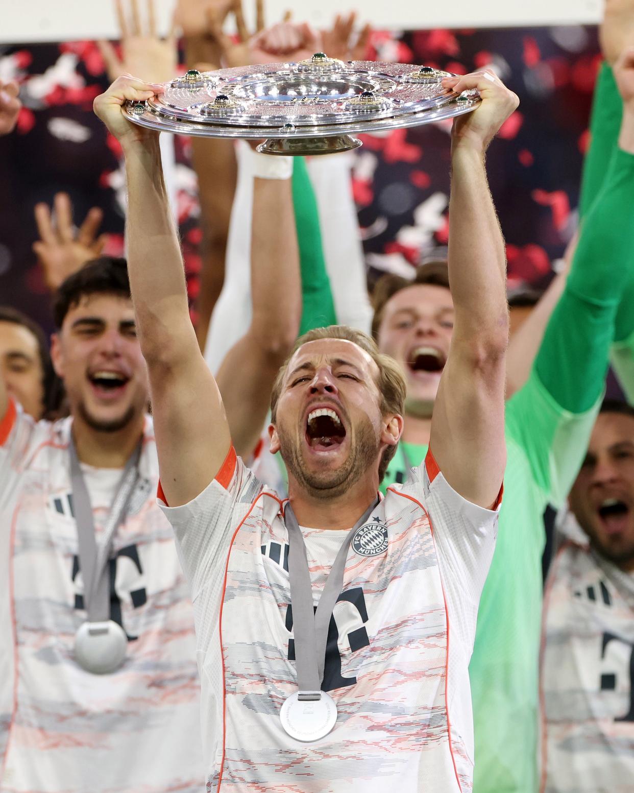 拜仁慕尼黑豪取胜利，晋级次轮比赛，掌声雷动