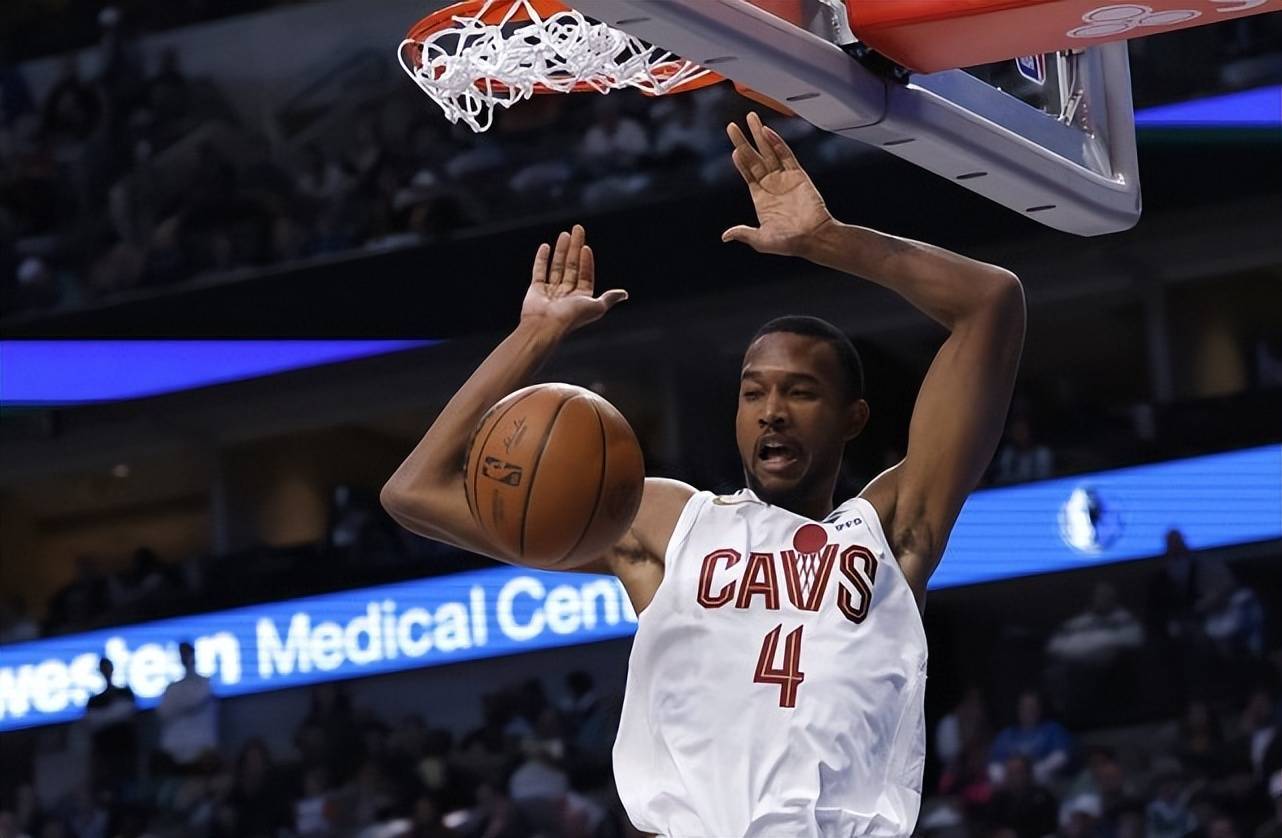 深圳队鏖战独行侠,米切尔统治全场 深圳队鏖战独行侠,米切尔统治全场