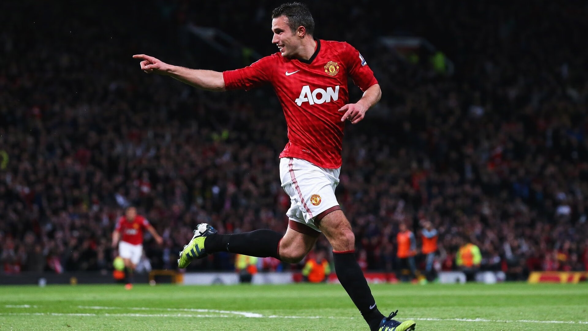 绝境球门与街头油门,当罗马鏖战至终章,哈弗茨在F1弯道演绎跨界狂想