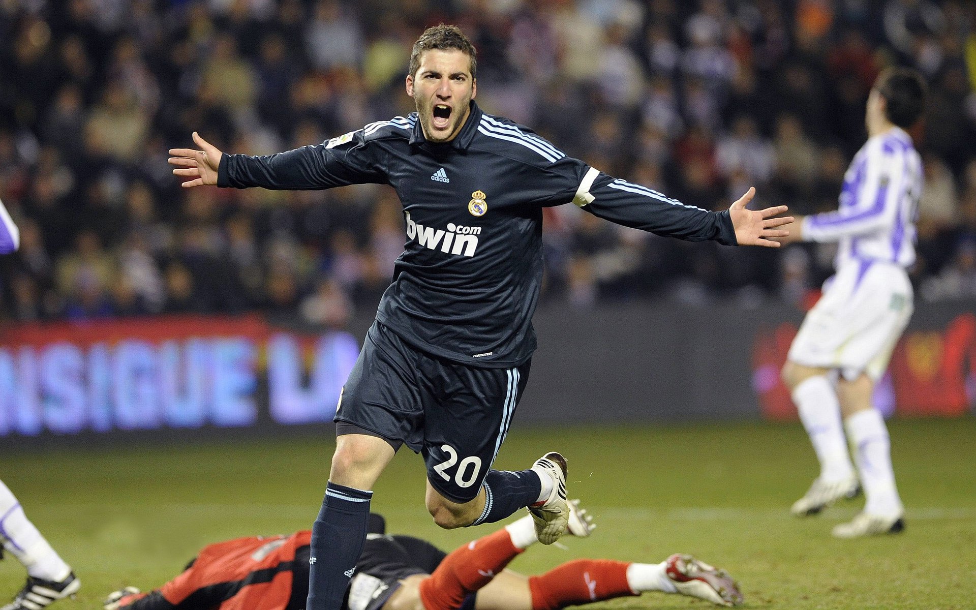 班凯罗轰下35+12!末节独砍15分统治攻防,深圳硬仗制胜展现冠军相